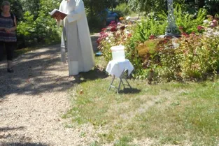 Bénédiction des croix par le père Tezenas à Saint-Martin-des-Olmes