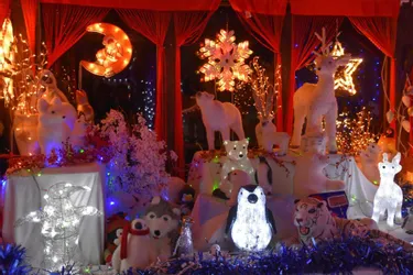 La Maison du Père Noël illuminée par des milliers d’ampoules pour raconter Hansel et Gretel