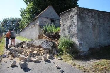 Suite aux fortes pluies, un mur s'effondre sur la chaussée à Giat (Puy-de-Dôme)