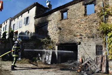 Une grange entièrement détruite par le feu à Auriac-l’Église (Cantal)