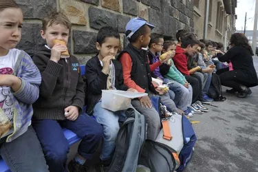 Les enfants ont mangé sur le trottoir devant l’école !