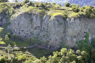 Au Moyen-Âge, des centaines d'hommes ont investi les grottes de Jonas, dans le Puy-de-Dôme