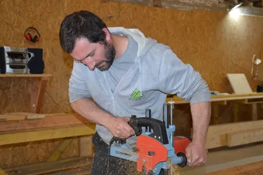 Anthony Aussert, jeune charpentier, est à la tête de Wood & Co, à Lezoux (Puy-de-Dôme)