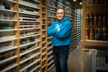 Eric Debias est l'un des plus grands collectionneurs français de mignonnettes à Lempdes (Puy-de-Dôme)