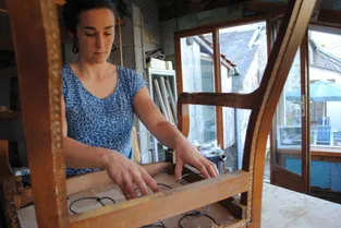 Stéphanie Durand, 29 ans, a installé son atelier de tapissier près de sa maison familiale
