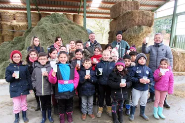 Les écoliers de La Monnerie (Puy-de-Dôme) à la rencontre de l’un de leurs « voisins paysans »