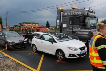Choc entre deux voitures à Pont-du-Château (Puy-de-Dôme) : une conductrice blessée