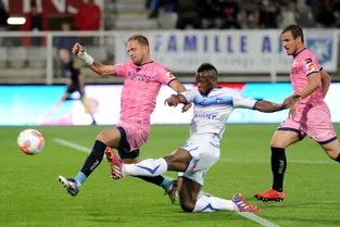Football/Ligue 2 : le Clermont Foot s'incline face à l'AJA (2-1) [revivez le direct]