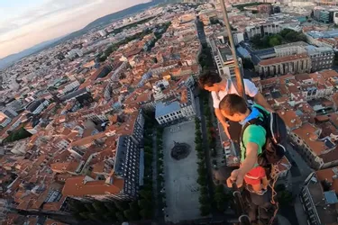 Deux explorateurs urbains ont gravi la cathédrale de Clermont-Ferrand au lever du jour