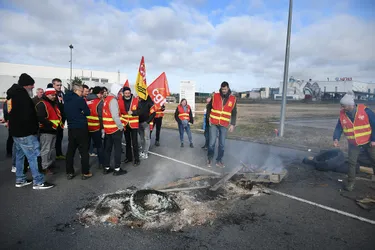 Blocage de la SCA Centre à Avermes par des manifestants contre la réforme des retraites