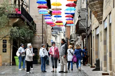 Les parapluies suspendus de Brive (Corrèze) mis en vente pour la bonne cause