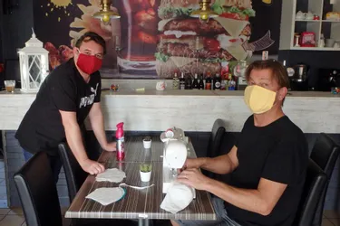 Le restaurant "Les pêcheurs", à Servant (Puy-de-Dôme) se lance dans la confection de masques pour la population