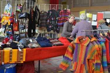 Les associations brivadoises ont organisé un marché équitable, hier, à Brioude