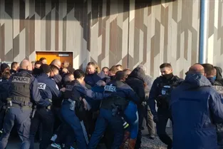 Les surveillants pénitentiaires mobilisés devant la prison de Riom (Puy-de-Dôme) pour soutenir leurs six collègues condamnés
