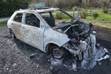 Dix véhicules incendiés en pleine nuit aux Martres-de-Veyre (Puy-de-Dôme)