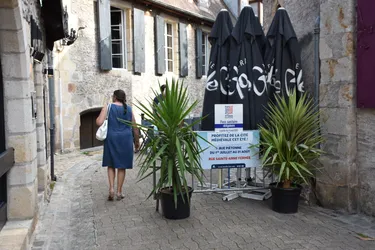 Non, il n'est pas nécessaire d'avoir le pass sanitaire pour marcher dans les rues de Montluçon (Allier)