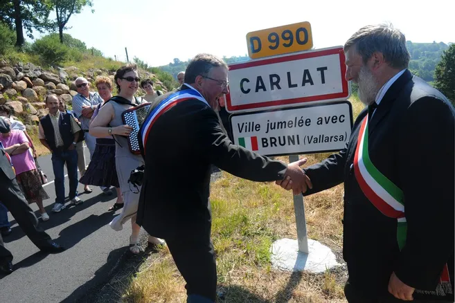 Quand la commune de Carlat se marie avec Bruni, en Italie - La Montagne