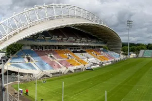 La nouvelle tribune du stade Gabriel-Montpied de Clermont-Ferrand montée d'ici lundi 9 août