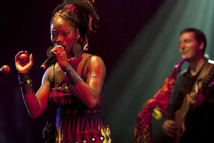 La chanteuse franco-ivoirienne Dobet Gnahoré, vendredi, à la Coloc'