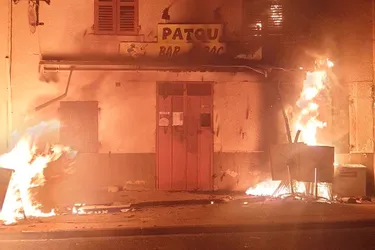 Un incendie volontaire allumé en pleine nuit sur la terrasse d'un café d'Aubiat (Puy-de-Dôme)