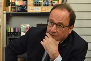 François Hollande rend hommage aux personnels des Ehpad, après le décès de son père