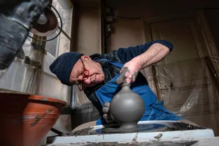De l'or dans les mains : dans l'atelier de Jean-Marie Marcaggi, céramiste depuis 40 ans au Puy-en-Velay