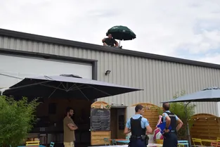 Le gérant du Victoria Foodtruck café entame une grève de la faim sur le toit de son local à Saint-Bonnet-près-Riom (Puy-de-Dôme)
