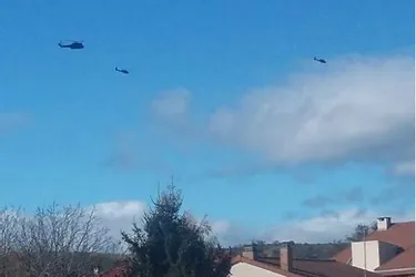 Hélicoptères dans le ciel près d'Issoire : un exercice de l'armée