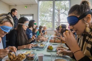 Les futurs professeurs mangent à l'aveugle pour se sensibiliser au handicap