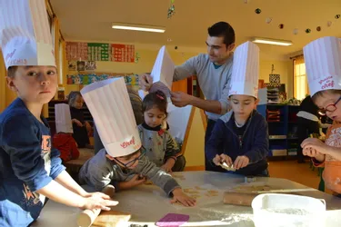 Le chef étoilé Mathieu Barbet apprend la cuisine aux maternelles