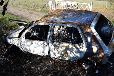 Après l’accident, les jeunes ont pris la fuite et brûlé leur auto