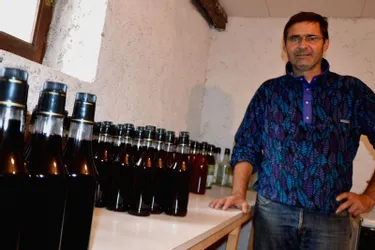 Bruno Martinez produit sirops et apéritifs à base de plantes récoltées sur les plateaux cantaliens
