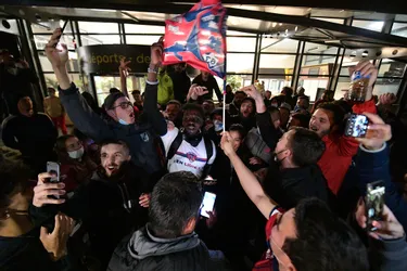 Le Clermont Foot en Ligue 1 : les joueurs accueillis en héros par 300 supporters à Aulnat [photos et vidéos]