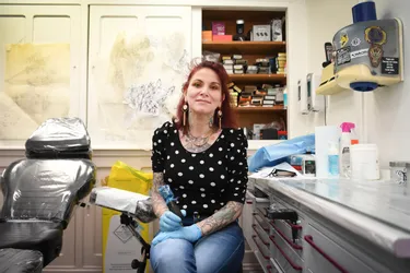En 24 ans de métier, à Moulins (Allier), les aiguilles de la tatoueuse Guylaine Parejo en ont vu de toutes les couleurs