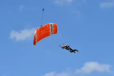 172 parachutistes colorent le ciel de l'aérodrome Vichy-Charmeil pour les championnats de France