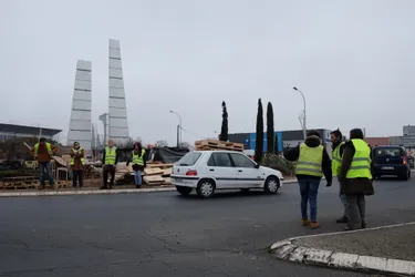 Gilets jaunes : « Arrêter de faire l'amalgame entre mobilisation et blocage au rond point de Carrefour Issoire »