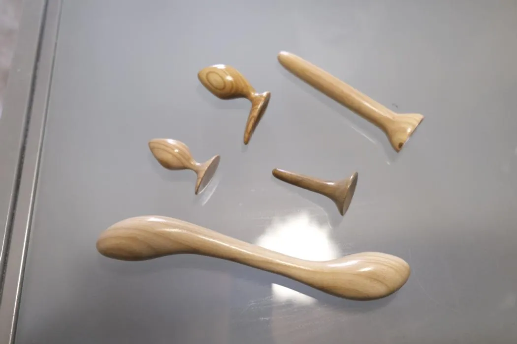 sexe toys en bois Le sextoy, en bois ou en bioplastique, un cadeau de Noël tendance main image 0
