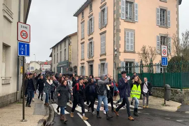 À Aurillac, une cinquantaine de lycéens a manifesté et exprimé ses doléances