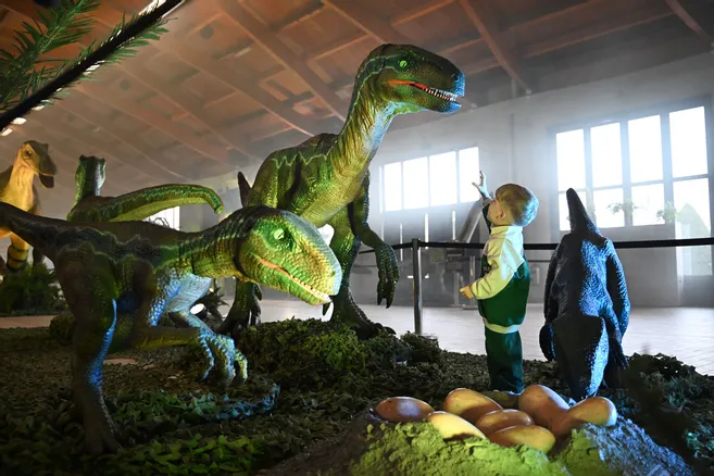 Immersion en images dans l'univers des dinosaures au Palais du lac à Vichy