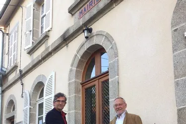 Jean-Claude Dubsay récupère les clés de la mairie de Saint-Priest (Creuse)