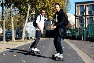 Pratique, stylé et écolo : ils ont choisi le skate pour se déplacer à Issoire (Puy-de-Dôme)
