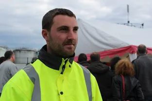 Julien, routier, mobilisé au dépôt de Cournon pour « défendre les intérêts collectifs »