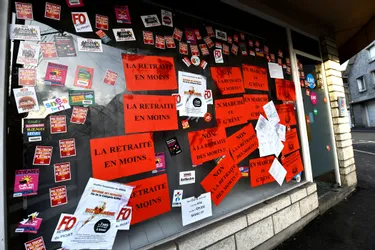 Le local de LREM à Brive recouvert d'affiches et d'autocollants