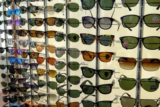 Huit paires de lunettes volées cachées dans des sacs