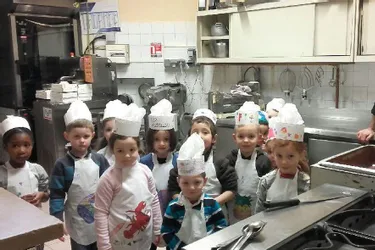 Les enfants s’initient au métier de chocolatier