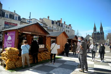 Bon départ pour les chalets du "Village des restos" place d'Allier à Moulins (Allier)