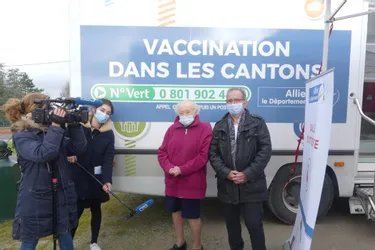 Covid-19 : La campagne itinérante de vaccination lancée par le Département de l'Allier se poursuit au Montet