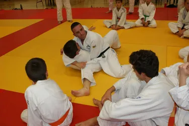 Cinq cents judokas partagent l’expérience d’un globe-trotter