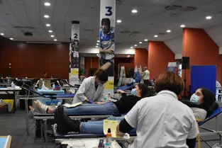 « On manque cruellement de donneurs » à la collecte de sang du stade Marcel-Michelin à Clermont-Ferrand (Puy-de-Dôme)