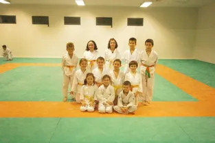 Les jeunes judokas sur le podium